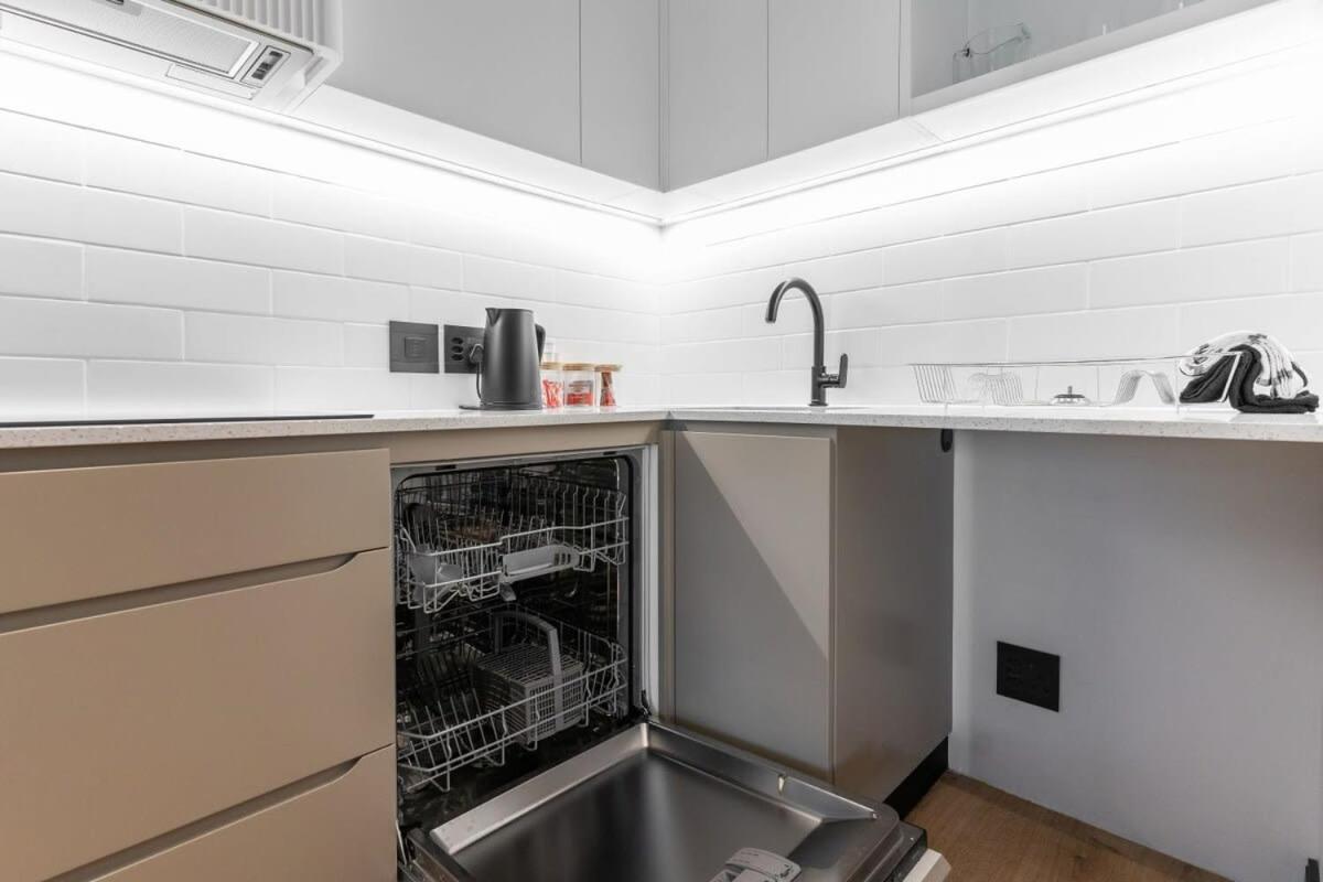 Marvol 101 - Spacious 1 Bedroom Near Beach & Cafes-Secure Parking-WIFI-Generator