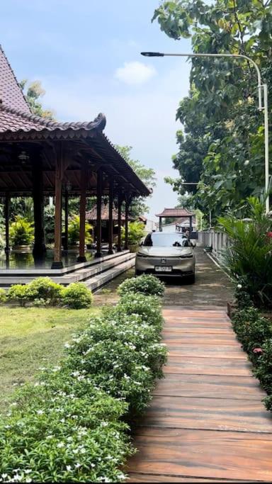 Joglo Satrio Pinayungan Villa