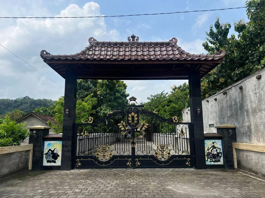 Joglo Satrio Pinayungan Villa
