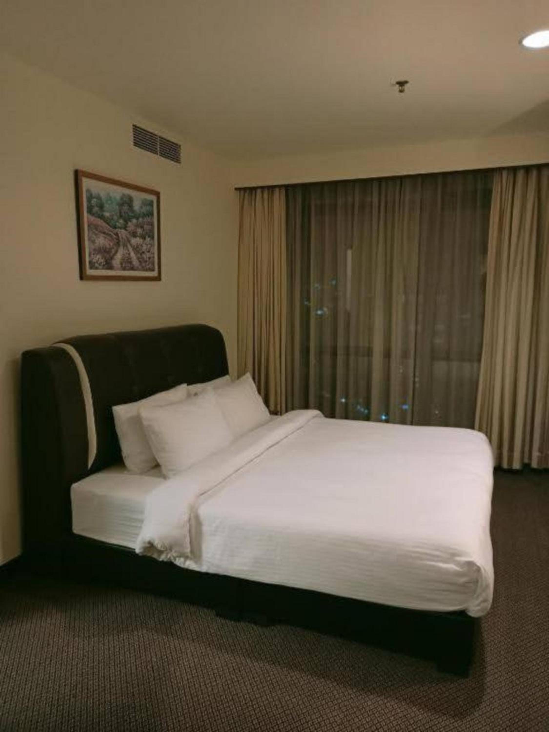 Hilton service suite times Square kl