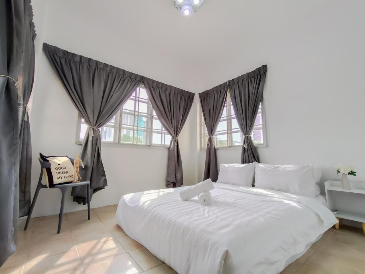 Gathering Corner House with 6 Rooms upto 16Pax by Manhattan Group