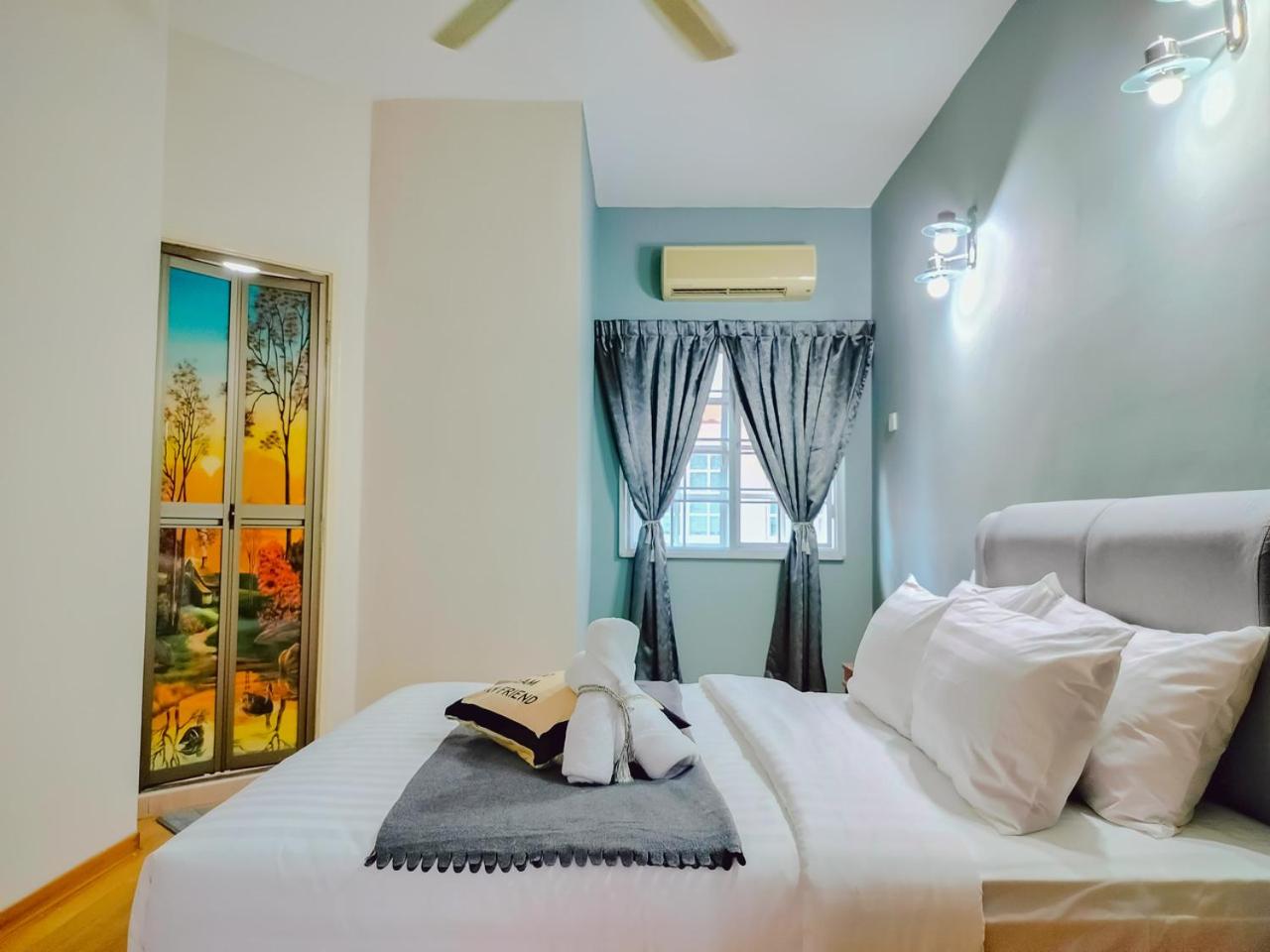 Gathering Corner House with 6 Rooms upto 16Pax by Manhattan Group
