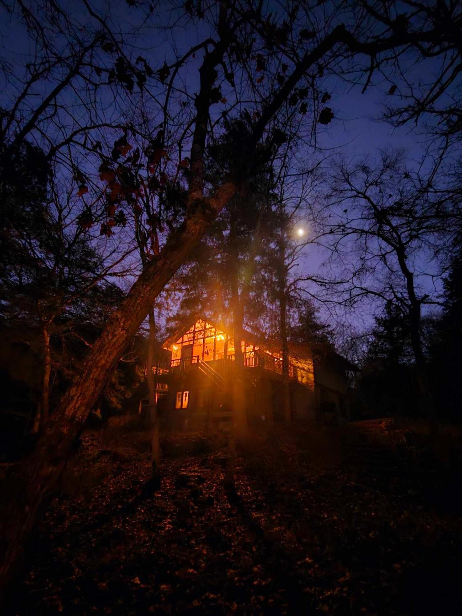 Hotel Whispering Hollow - Image 1