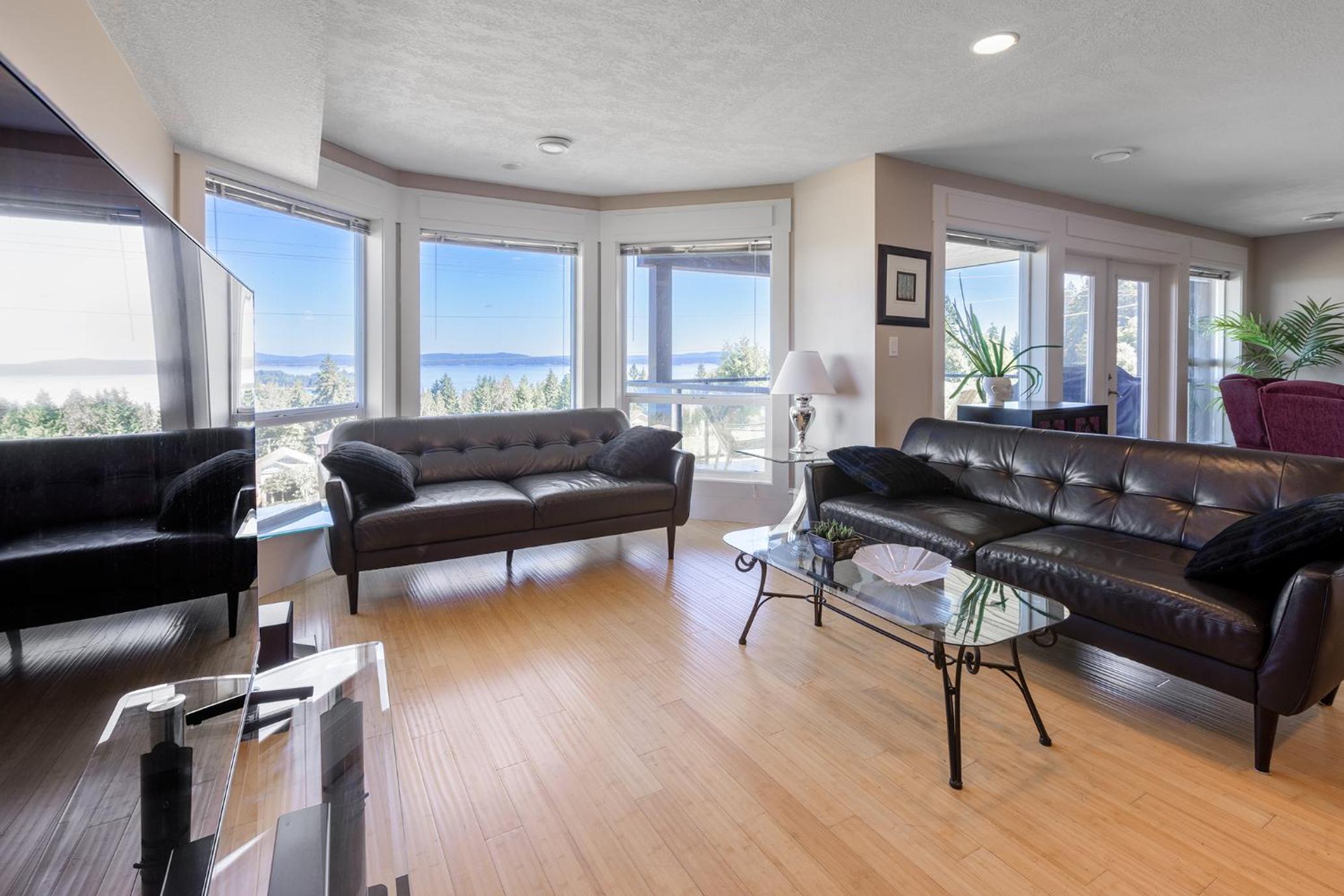 Executive pet friendly lower suite with ocean view