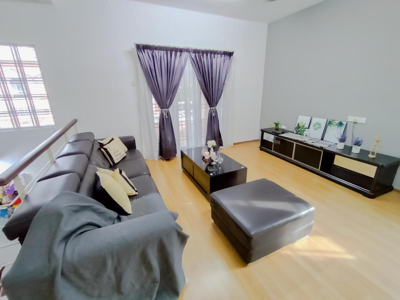 Gathering Corner House with 6 Rooms upto 16Pax by Manhattan Group