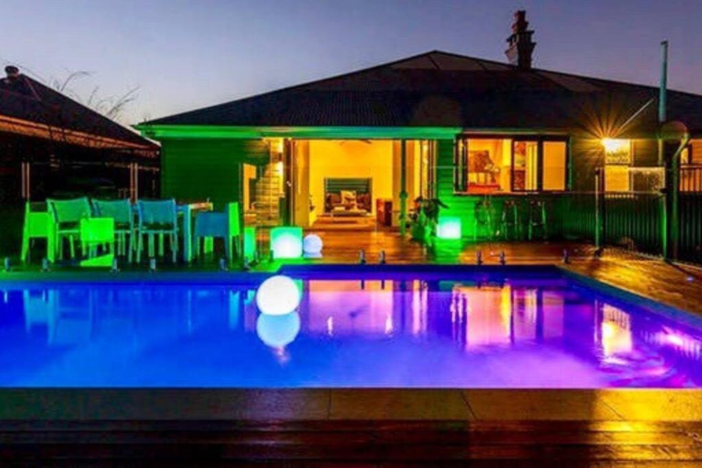STUNNING TROPICAL OASIS free parking