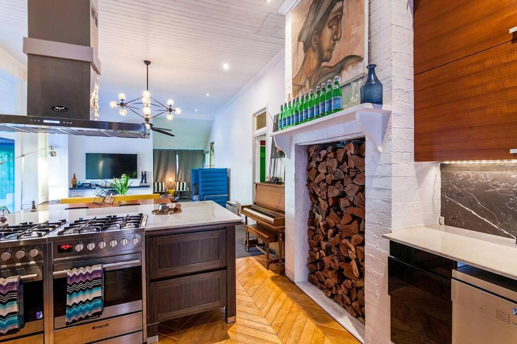 STUNNING TROPICAL OASIS free parking