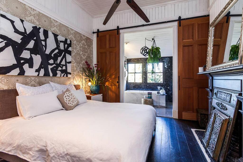 STUNNING TROPICAL OASIS free parking