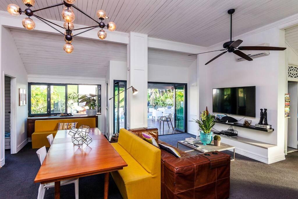STUNNING TROPICAL OASIS free parking