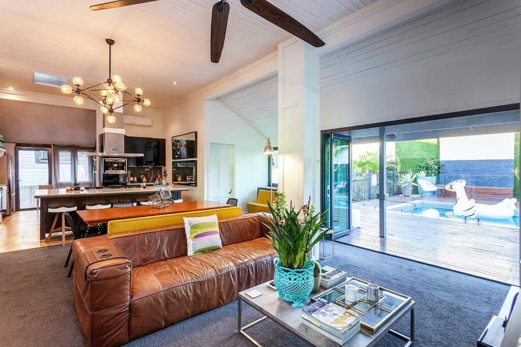 STUNNING TROPICAL OASIS free parking
