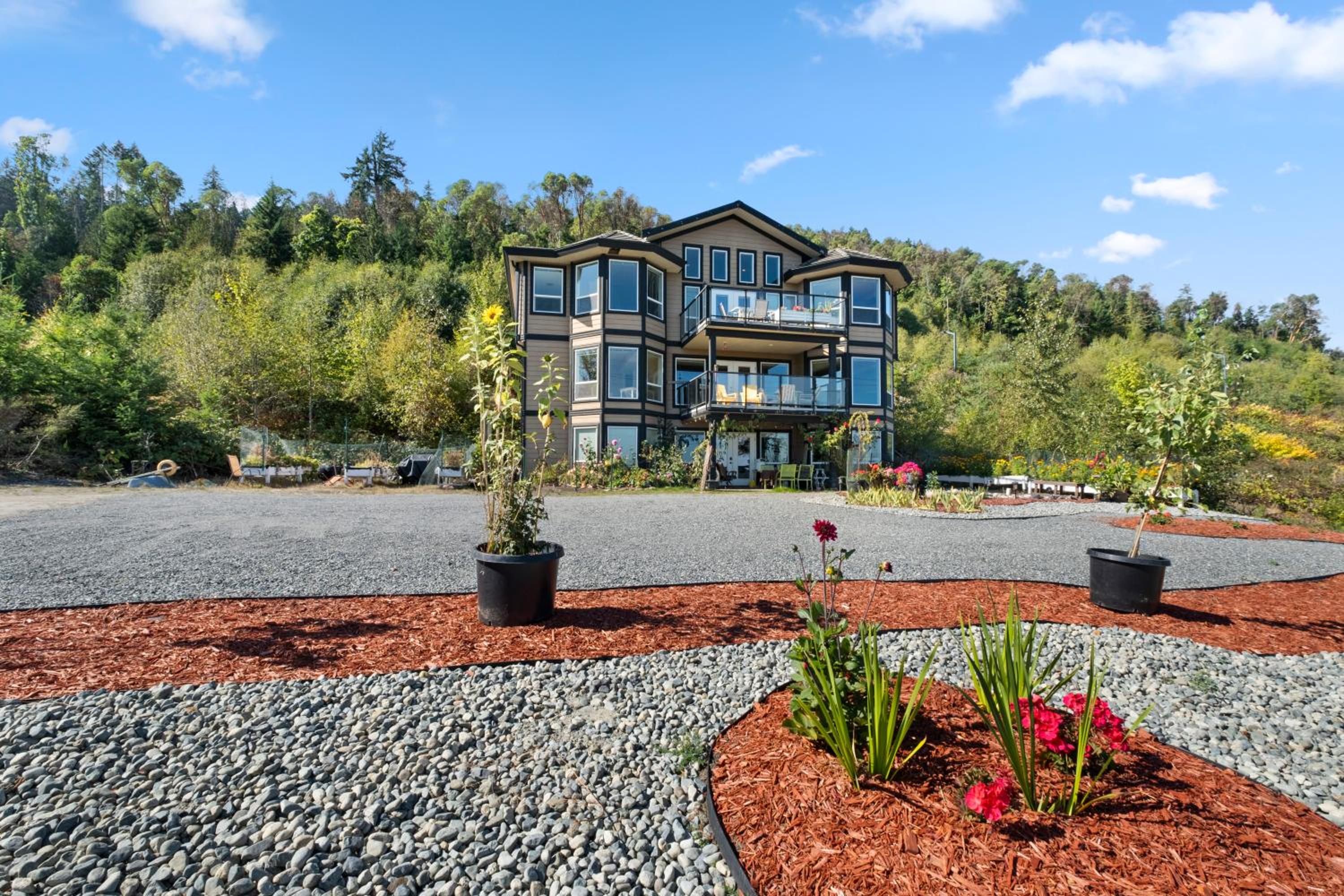 Executive pet friendly lower suite with ocean view