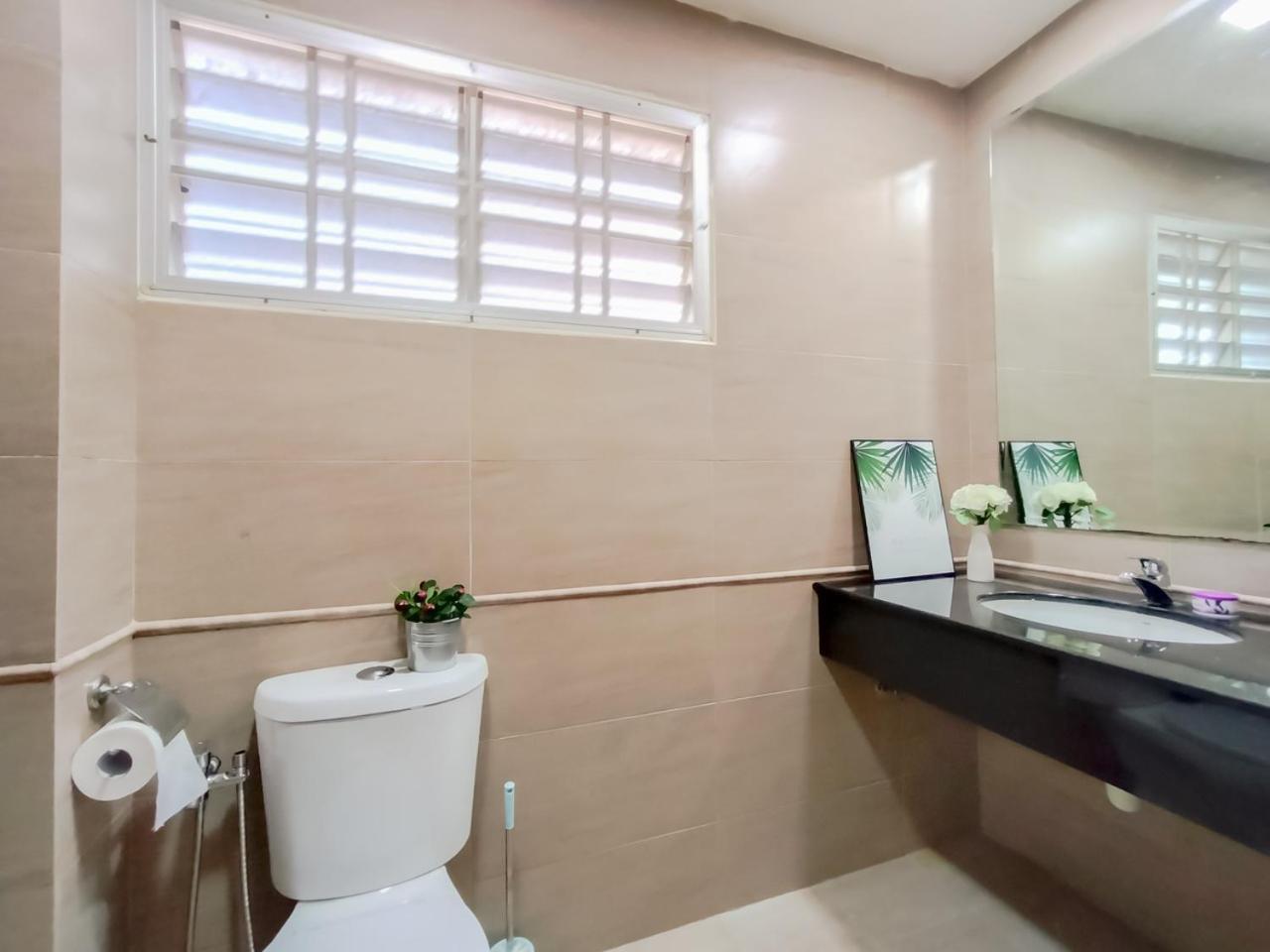 Gathering Corner House with 6 Rooms upto 16Pax by Manhattan Group