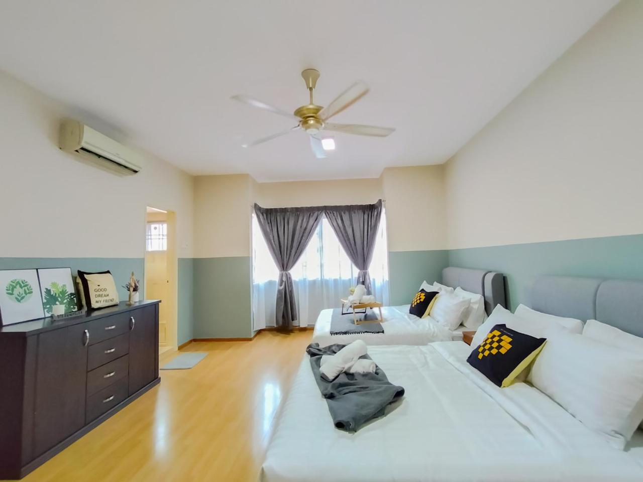 Gathering Corner House with 6 Rooms upto 16Pax by Manhattan Group