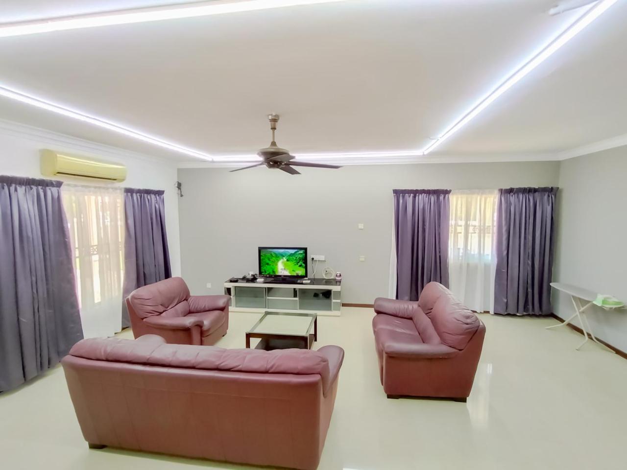Gathering Corner House with 6 Rooms upto 16Pax by Manhattan Group