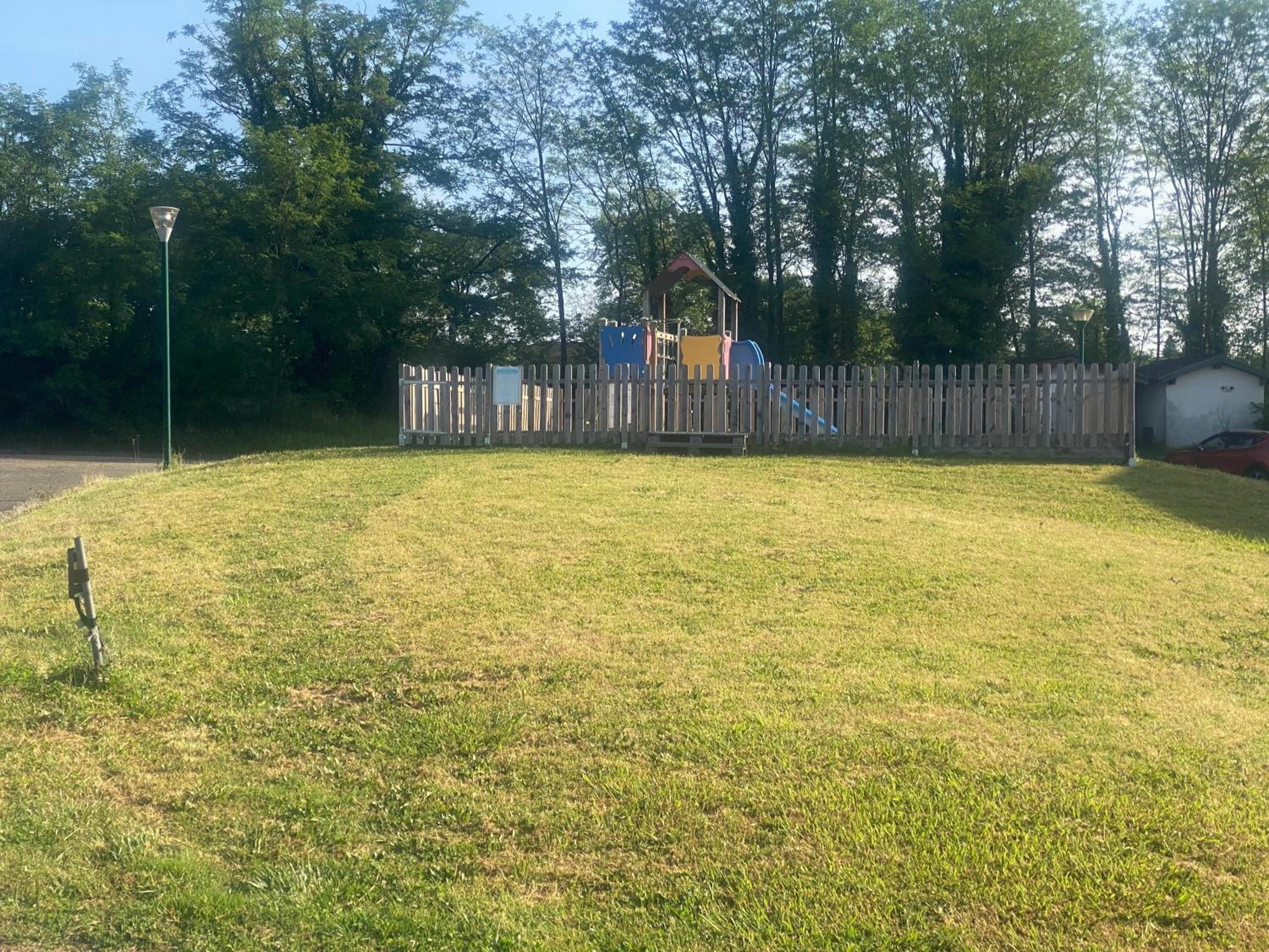 Maisonnette avec terrasse village vacances, Draps en option