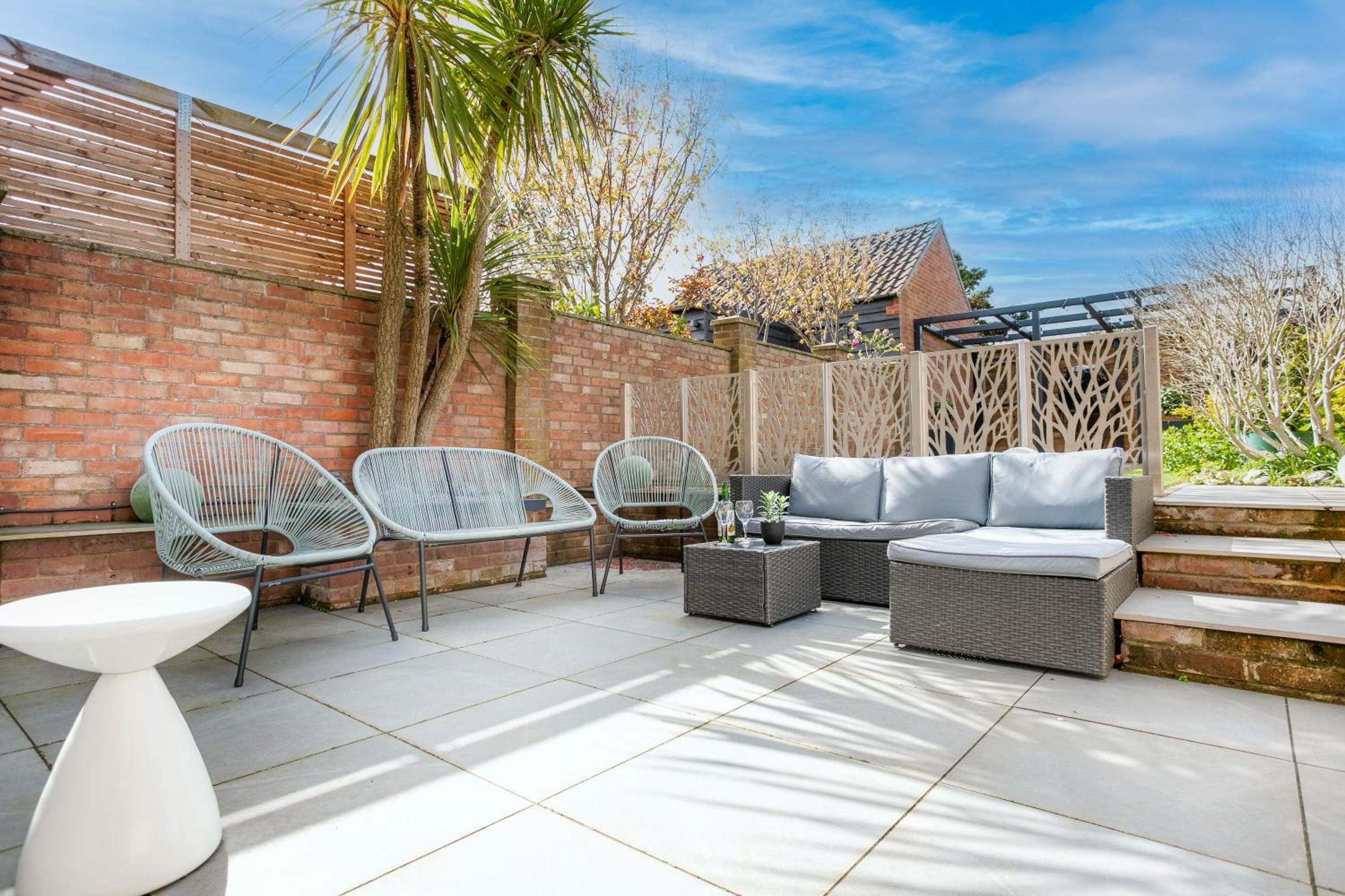 Eton House coastal villa with great outside space view 4