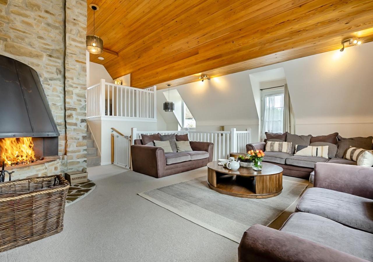 6 Bed in Hersham oc-t29211