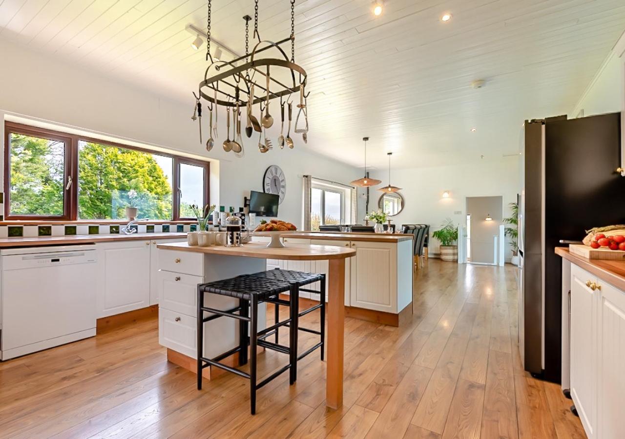 6 Bed in Hersham oc-t29211