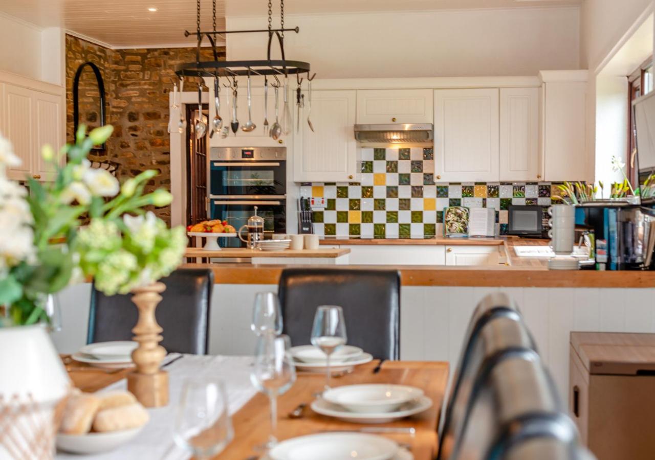 6 Bed in Hersham oc-t29211