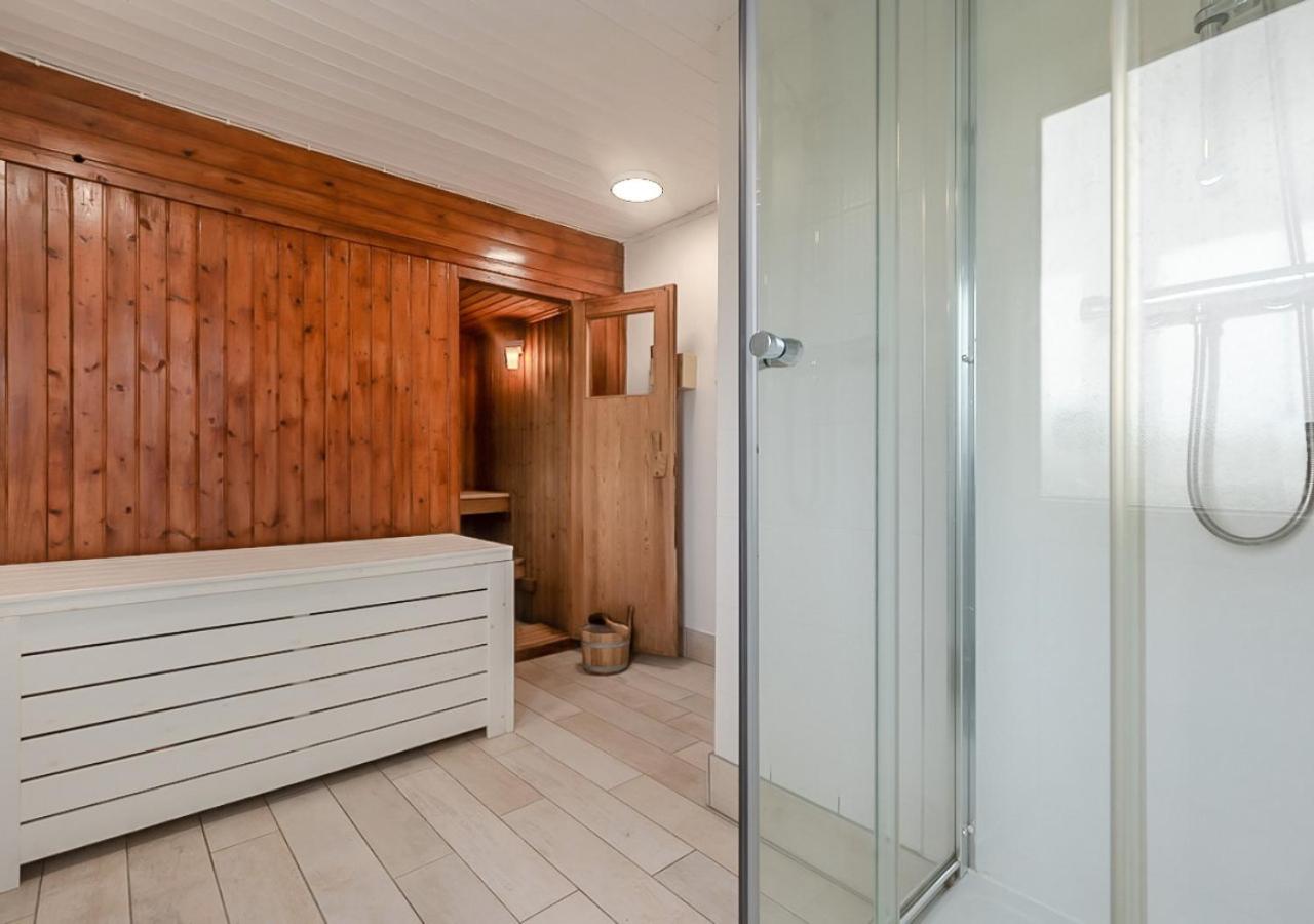 6 Bed in Hersham oc-t29211