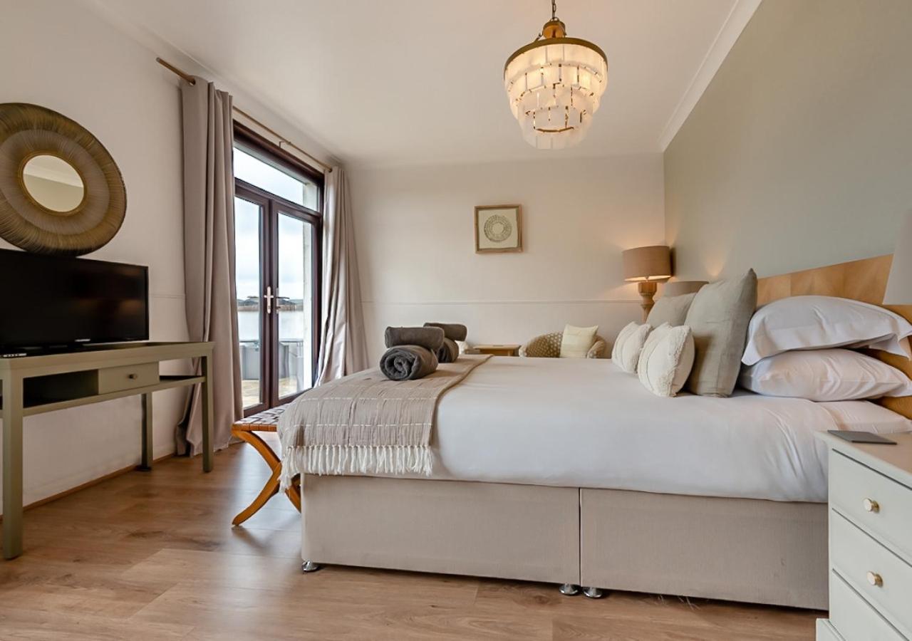 6 Bed in Hersham oc-t29211
