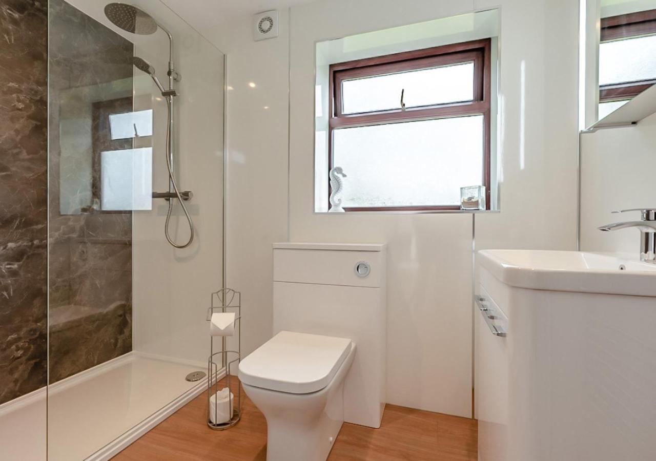 6 Bed in Hersham oc-t29211