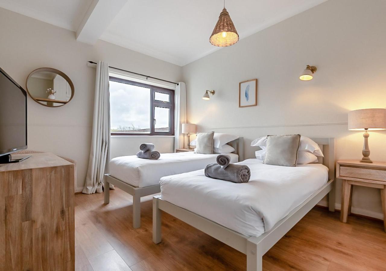 6 Bed in Hersham oc-t29211