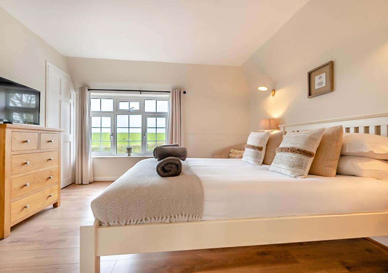6 Bed in Hersham oc-t29211