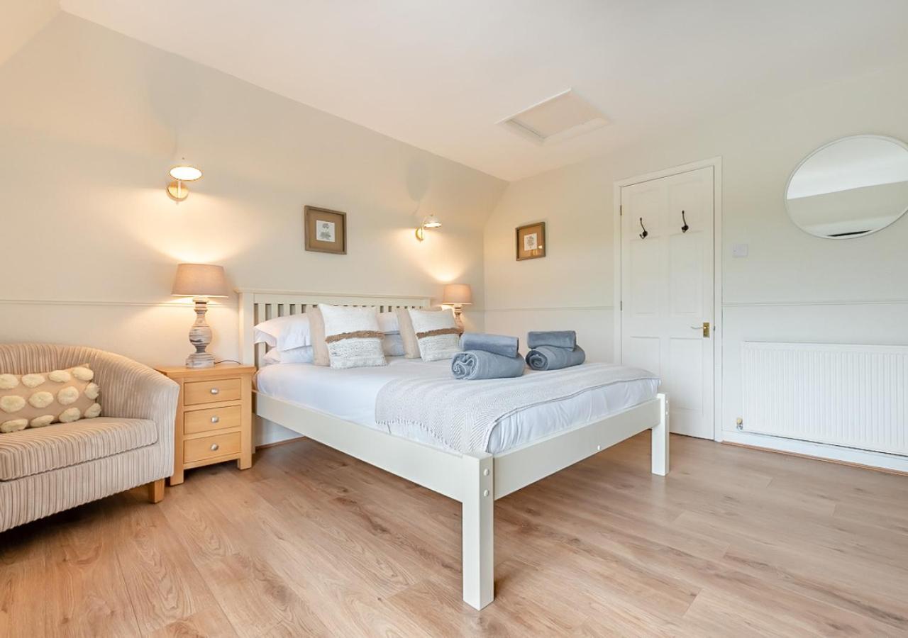 6 Bed in Hersham oc-t29211