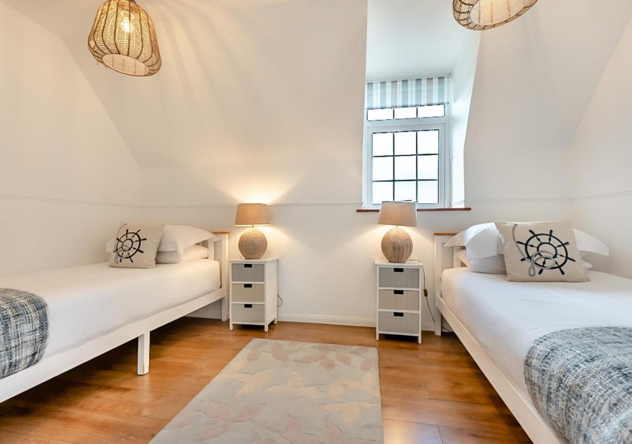 6 Bed in Hersham oc-t29211