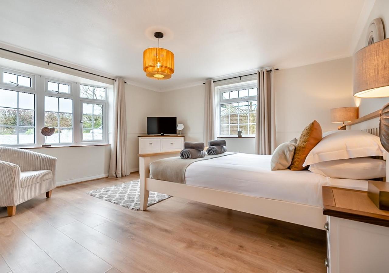 6 Bed in Hersham oc-t29211