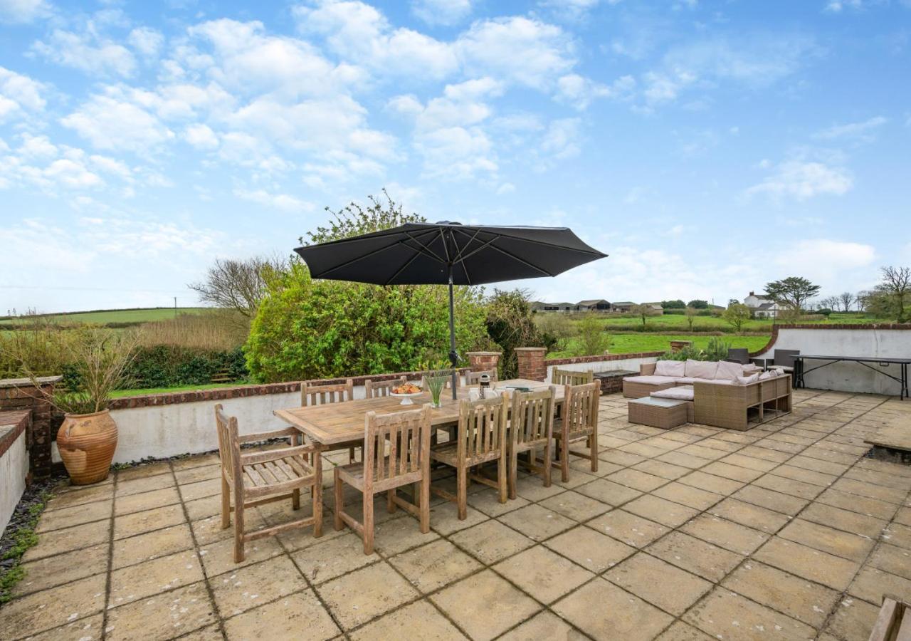 6 Bed in Hersham oc-t29211