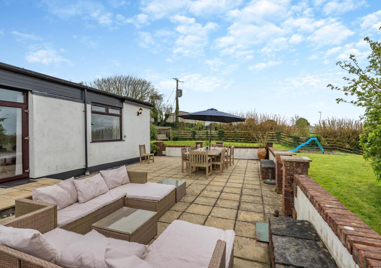 6 Bed in Hersham oc-t29211