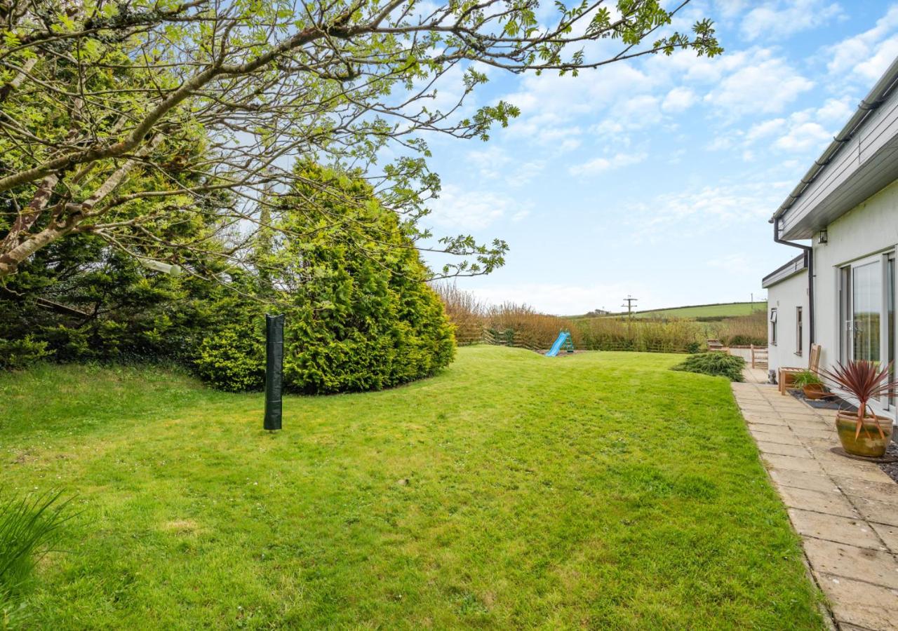 6 Bed in Hersham oc-t29211