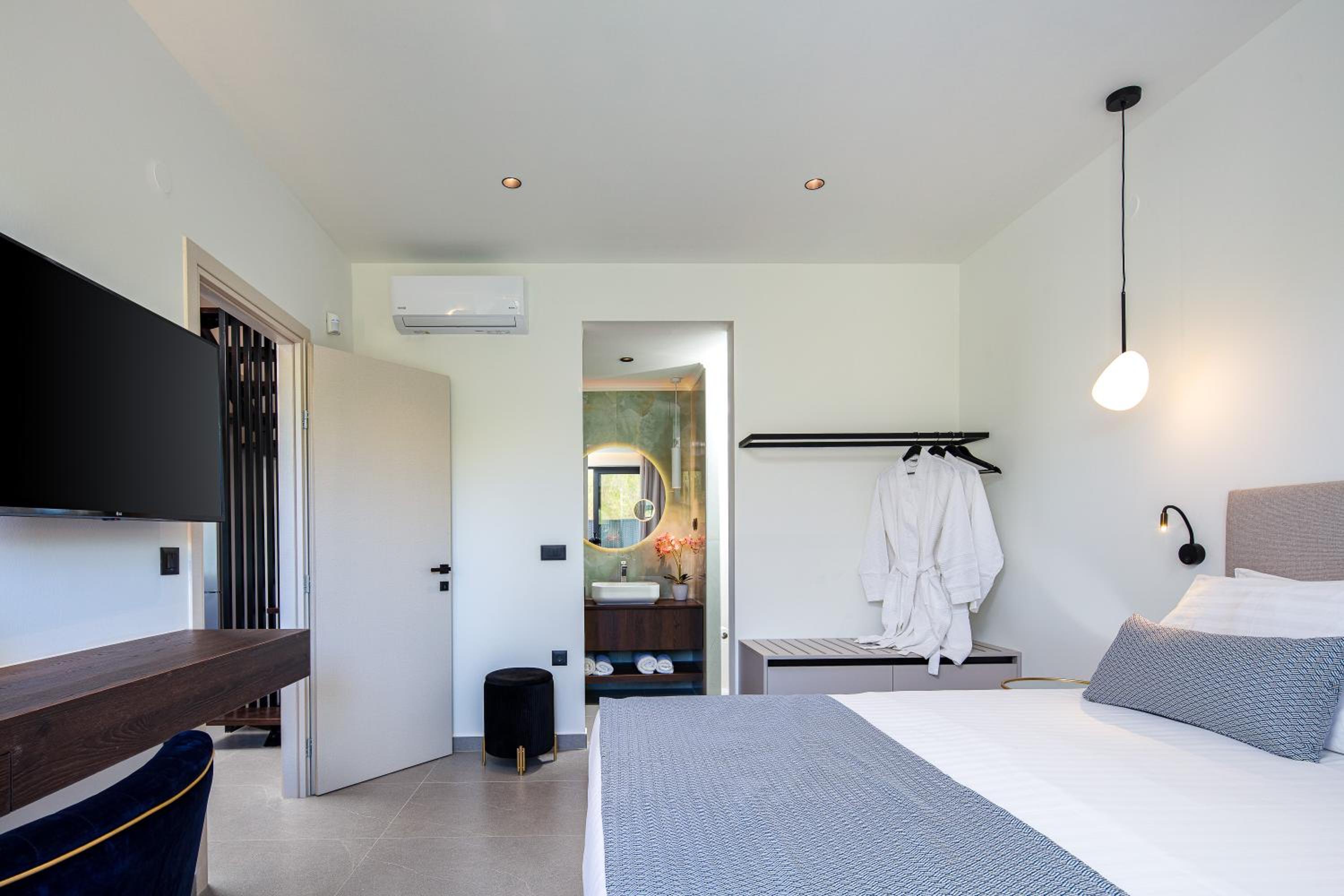 VillaSaints I Private Pool Villas, Walk to Beach, BBQ