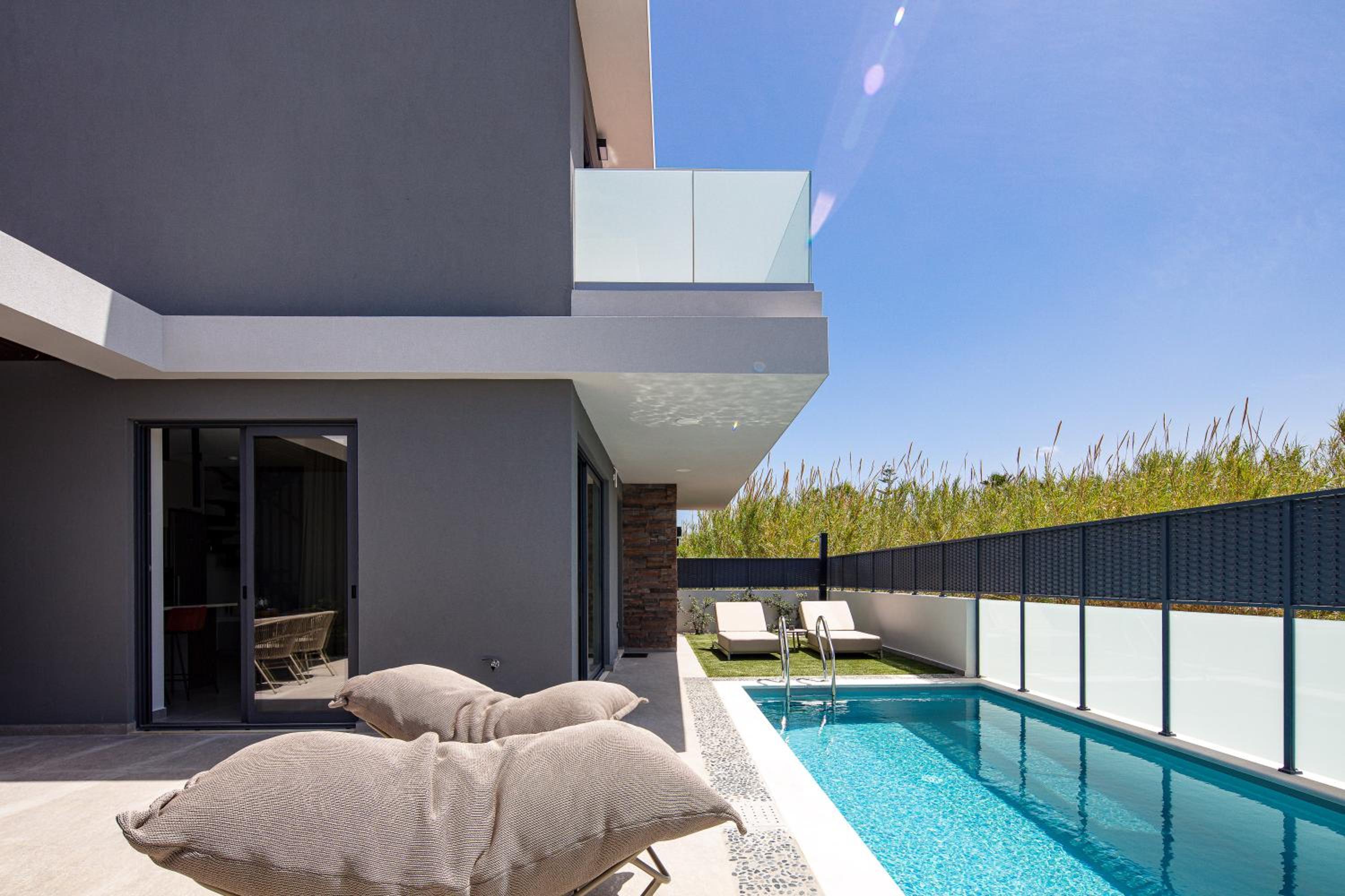 VillaSaints I Private Pool Villas, Walk to Beach, BBQ
