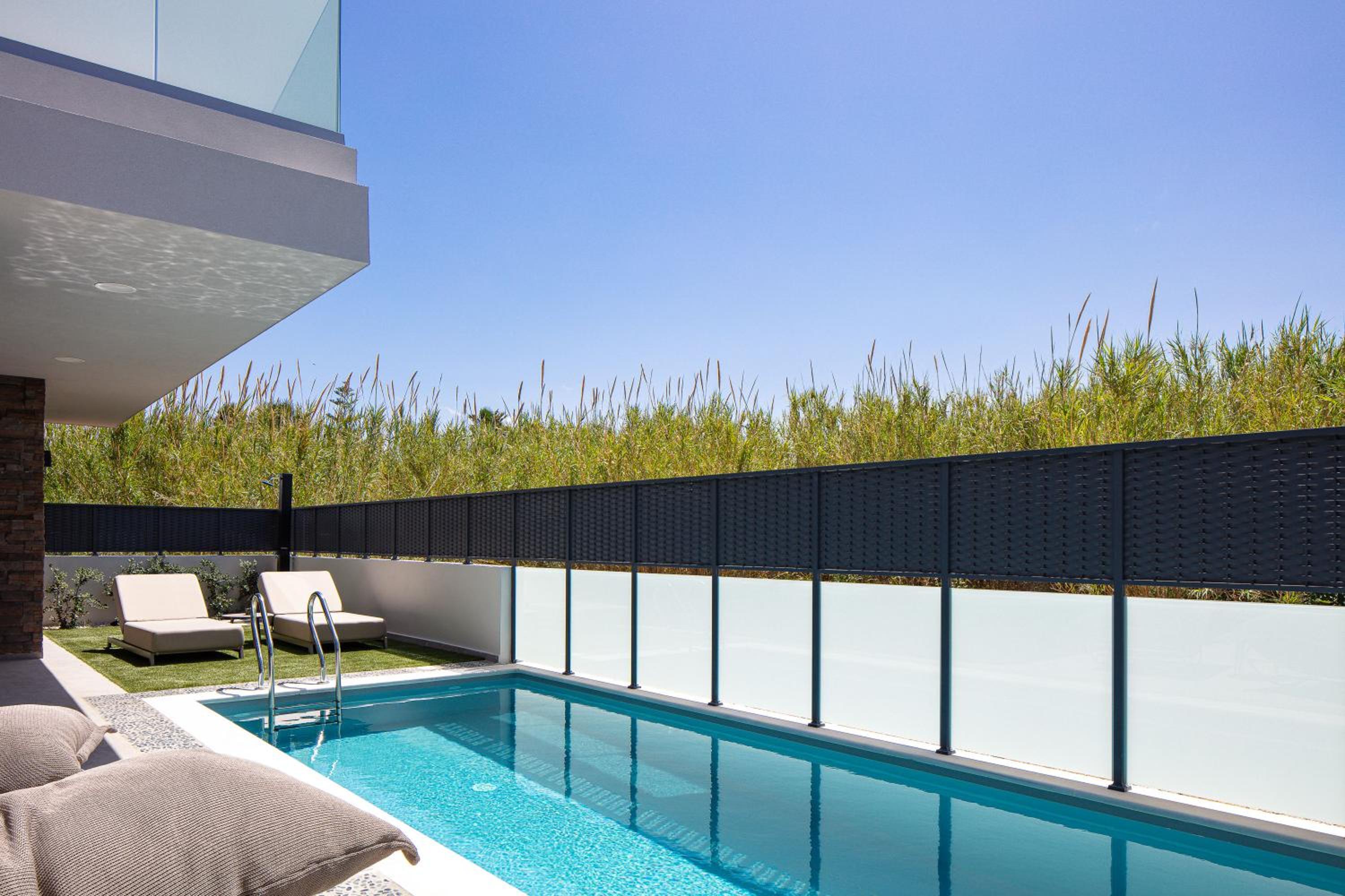 VillaSaints I Private Pool Villas, Walk to Beach, BBQ