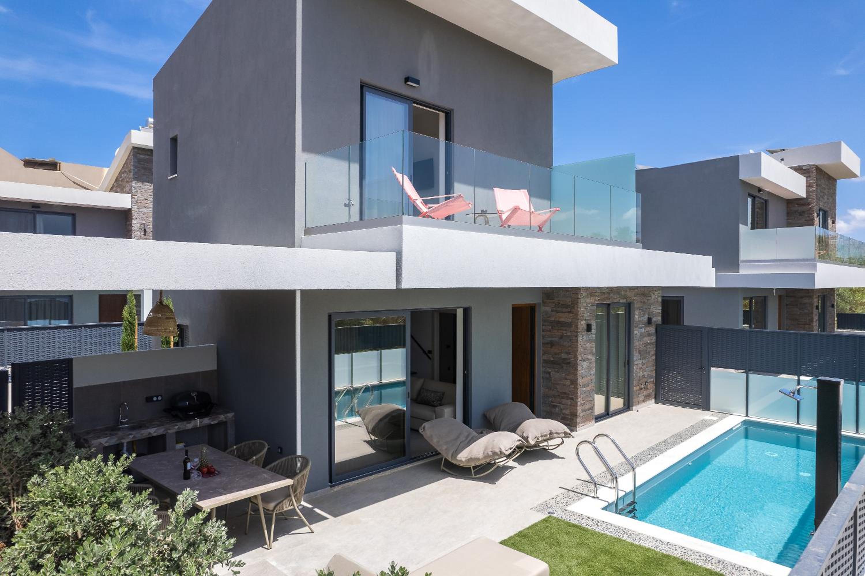 VillaSaints I Private Pool Villas, Walk to Beach, BBQ