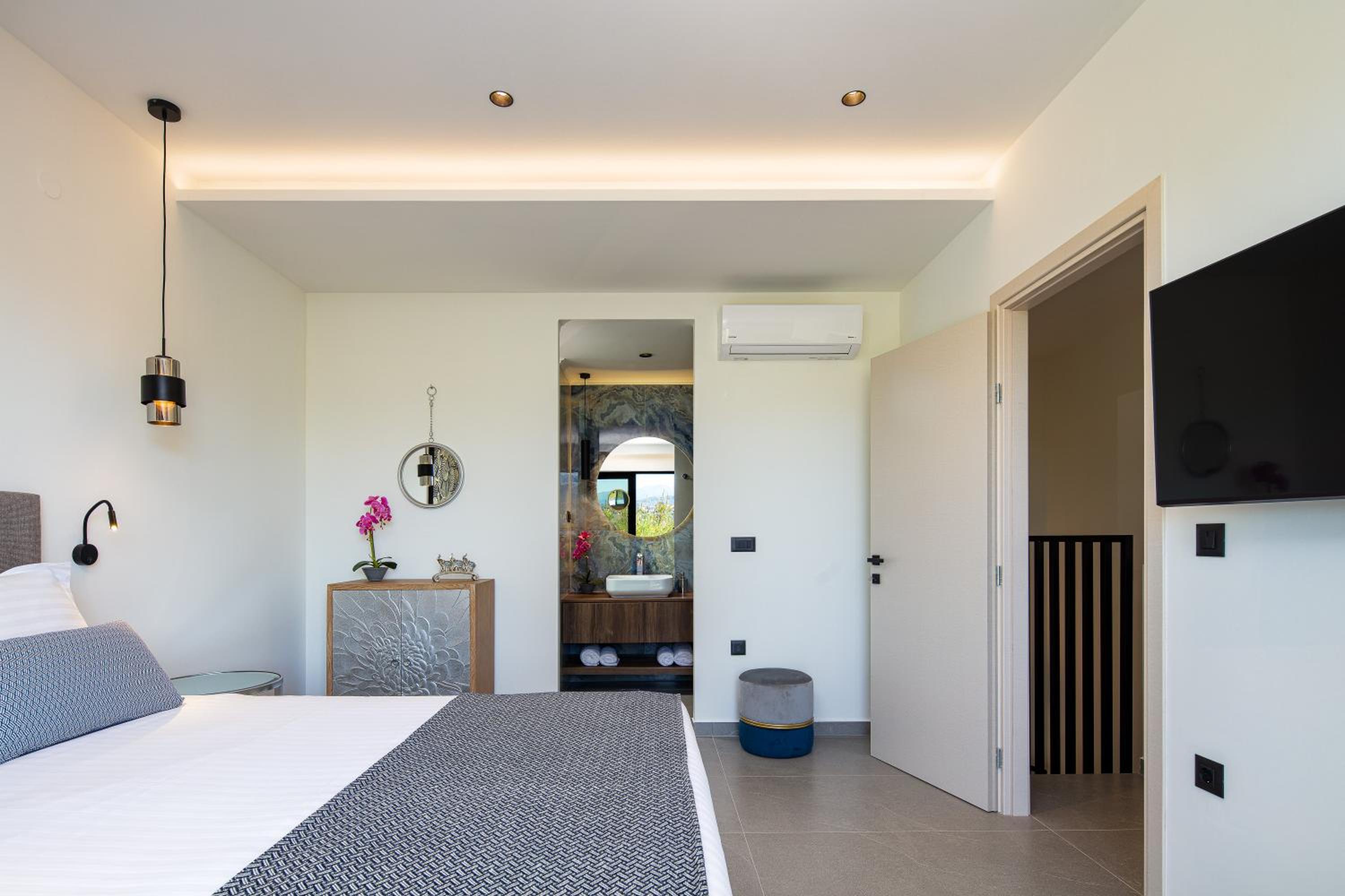 VillaSaints I Private Pool Villas, Walk to Beach, BBQ