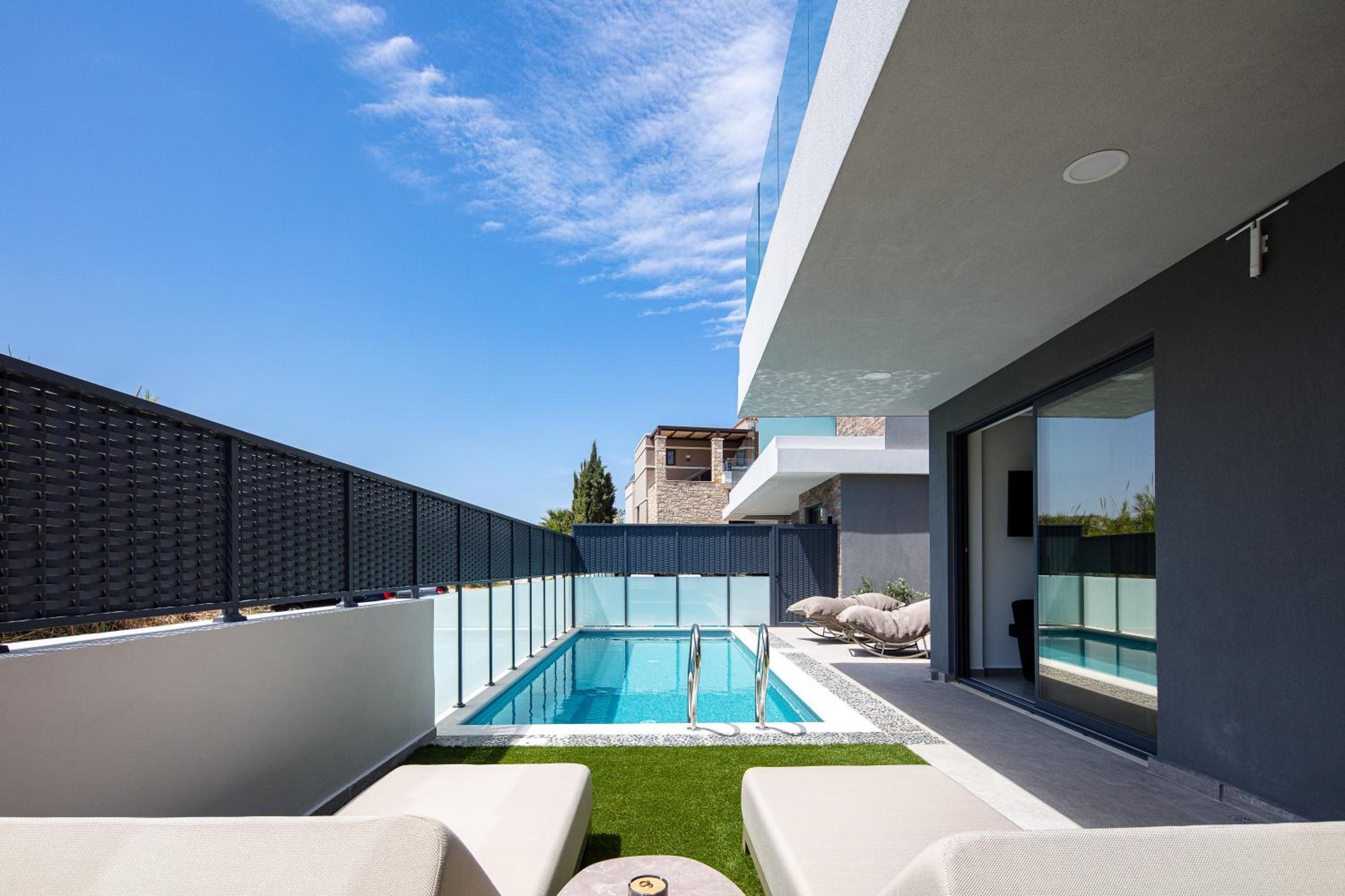 VillaSaints I Private Pool Villas, Walk to Beach, BBQ