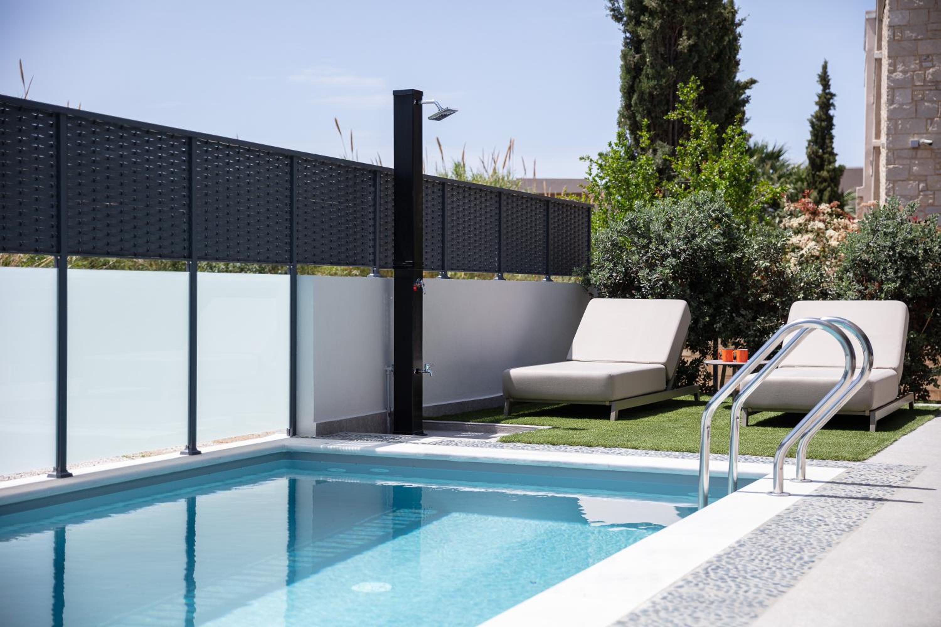 VillaSaints I Private Pool Villas, Walk to Beach, BBQ