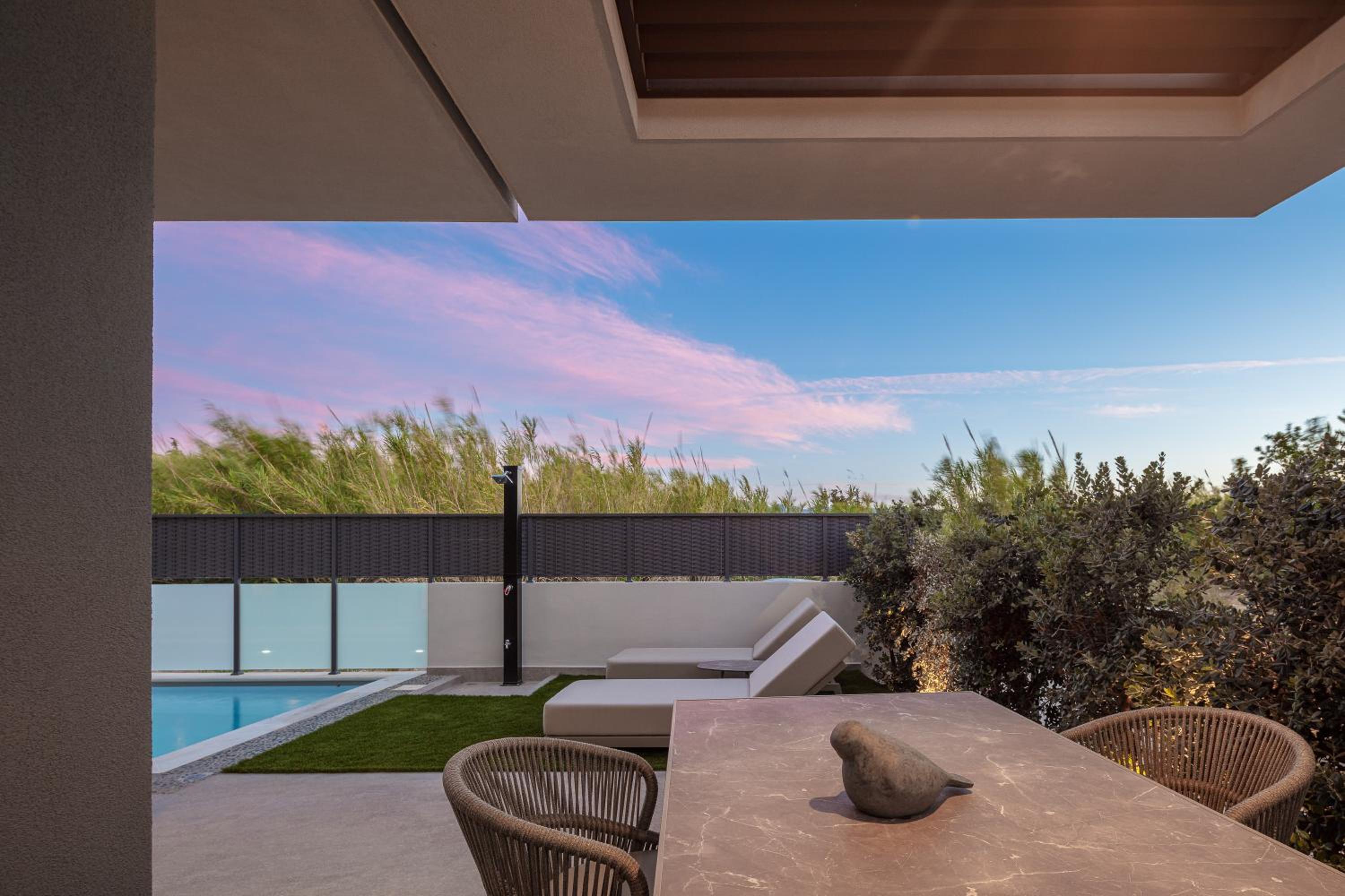 VillaSaints I Private Pool Villas, Walk to Beach, BBQ