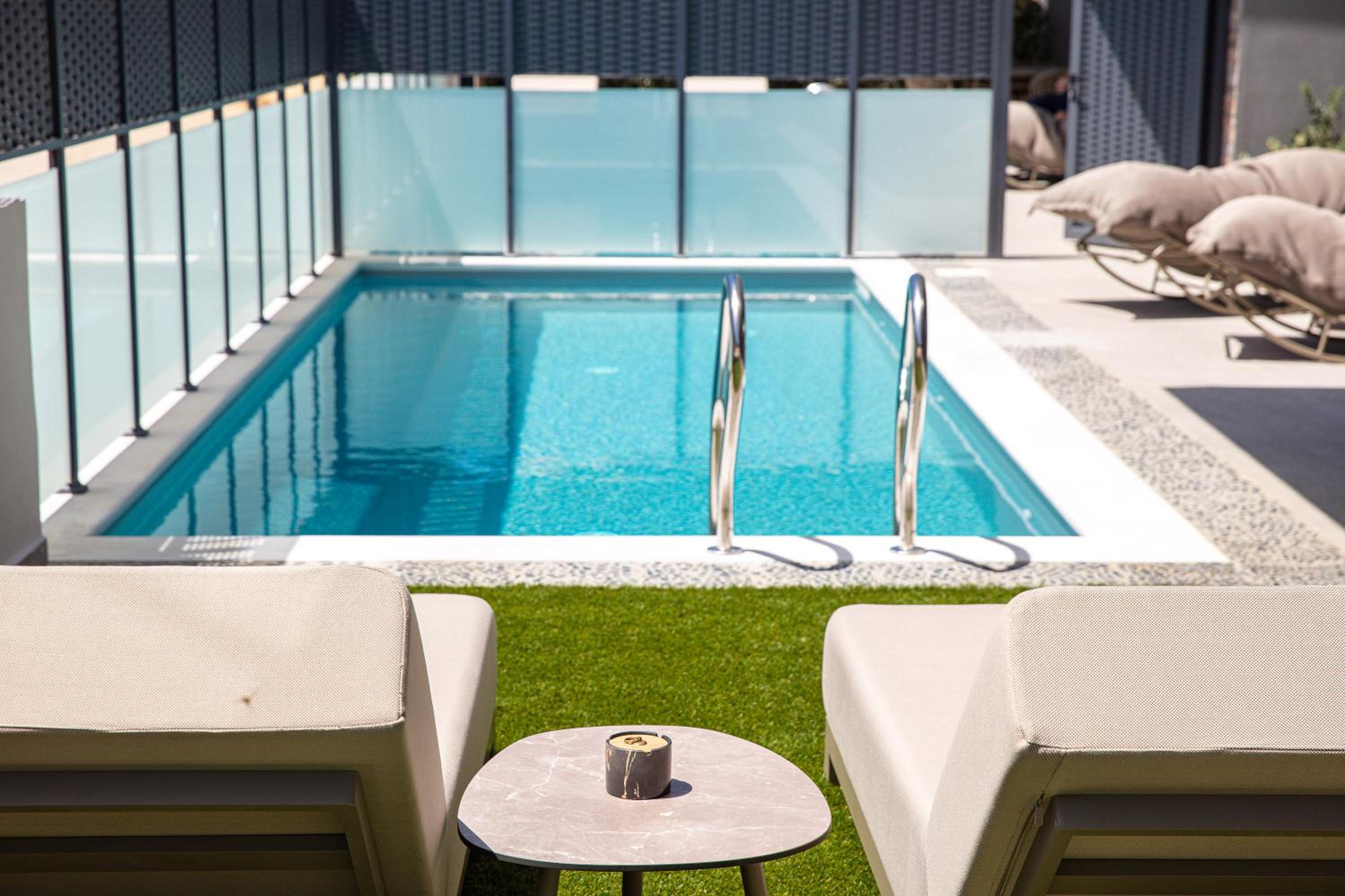 VillaSaints I Private Pool Villas, Walk to Beach, BBQ
