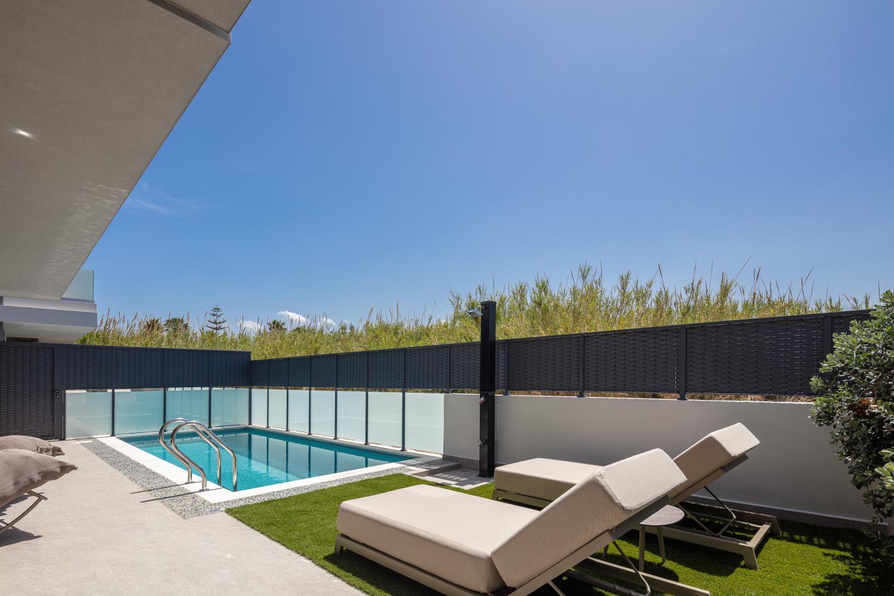VillaSaints I Private Pool Villas, Walk to Beach, BBQ