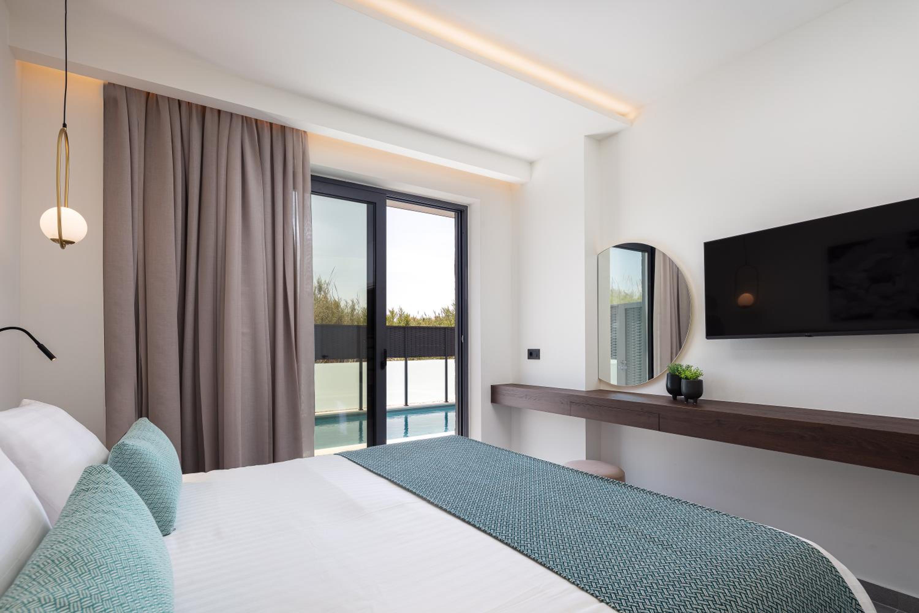 VillaSaints I Private Pool Villas, Walk to Beach, BBQ
