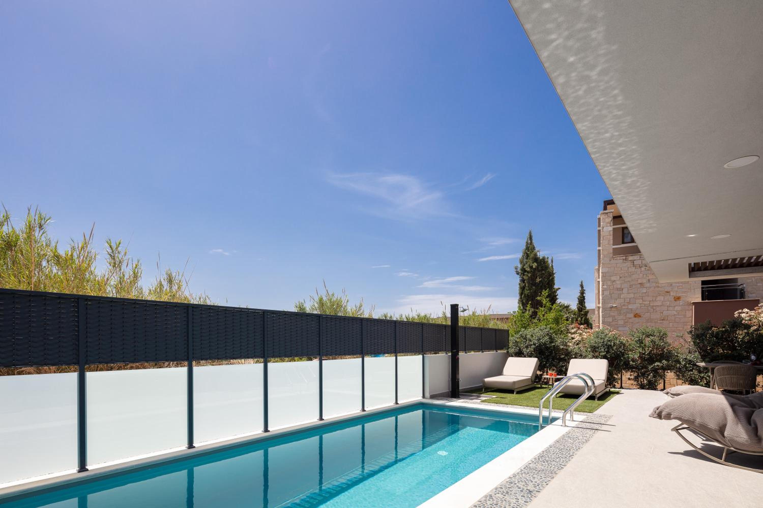 VillaSaints I Private Pool Villas, Walk to Beach, BBQ