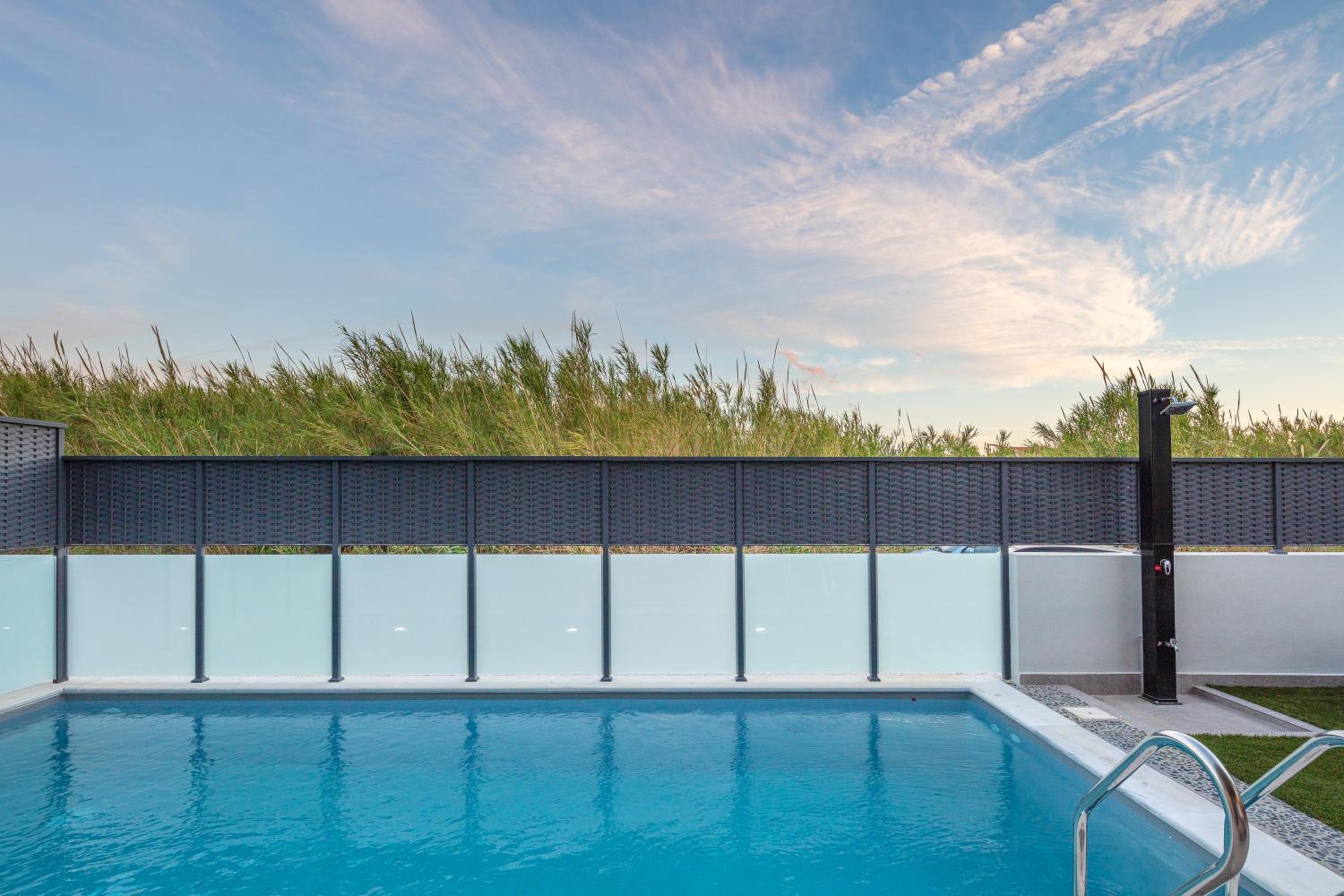 VillaSaints I Private Pool Villas, Walk to Beach, BBQ
