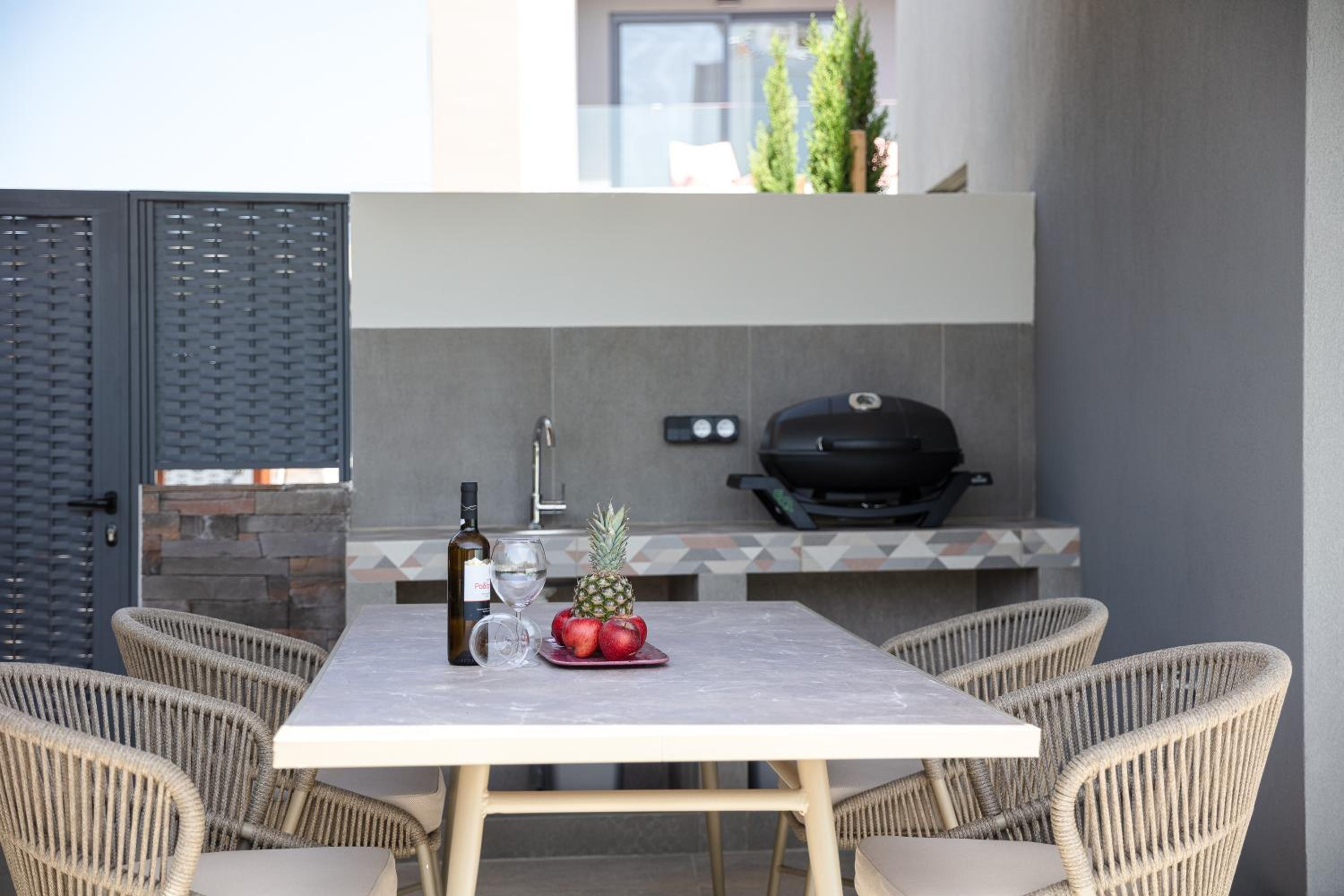 VillaSaints I Private Pool Villas, Walk to Beach, BBQ