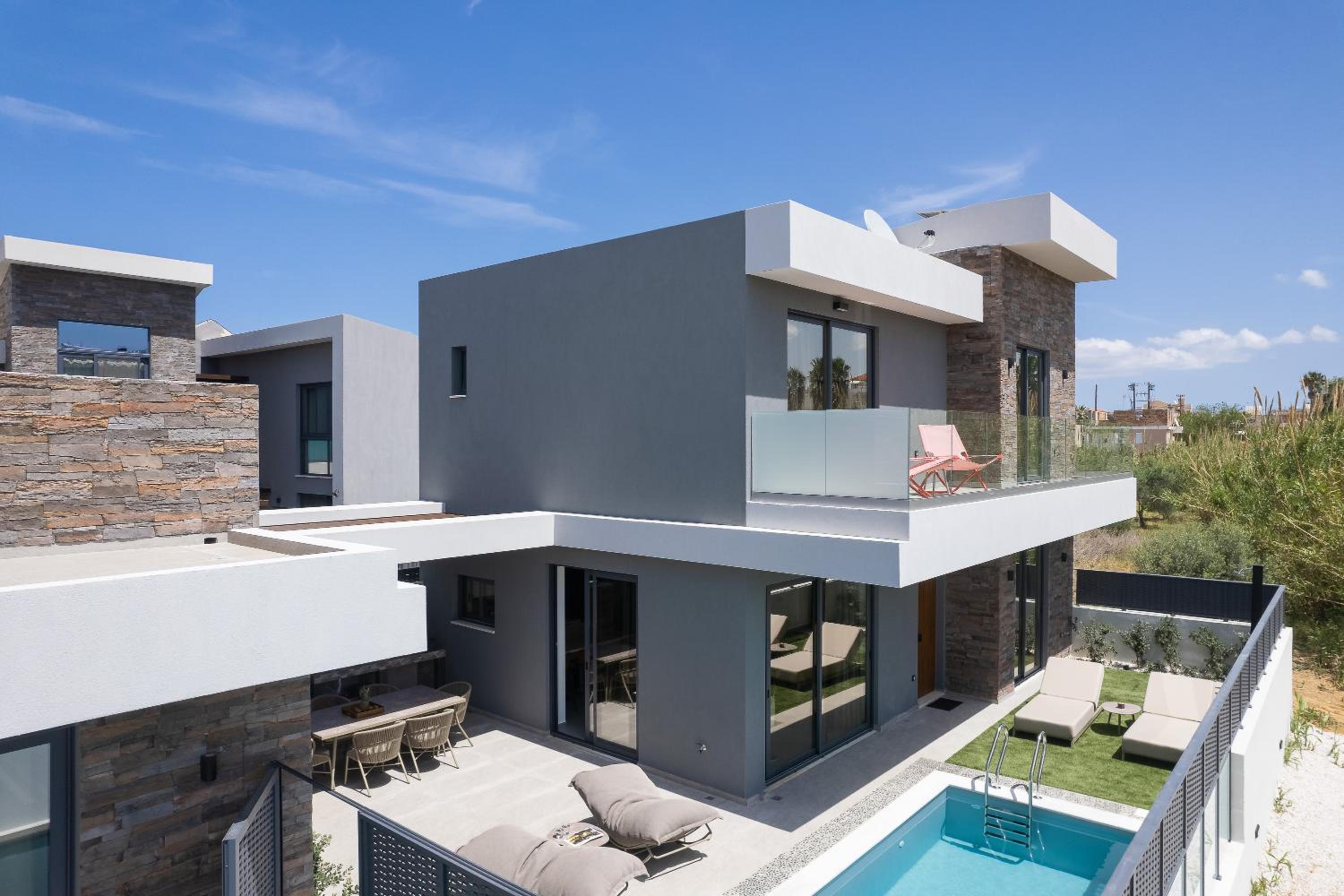 VillaSaints I Private Pool Villas, Walk to Beach, BBQ