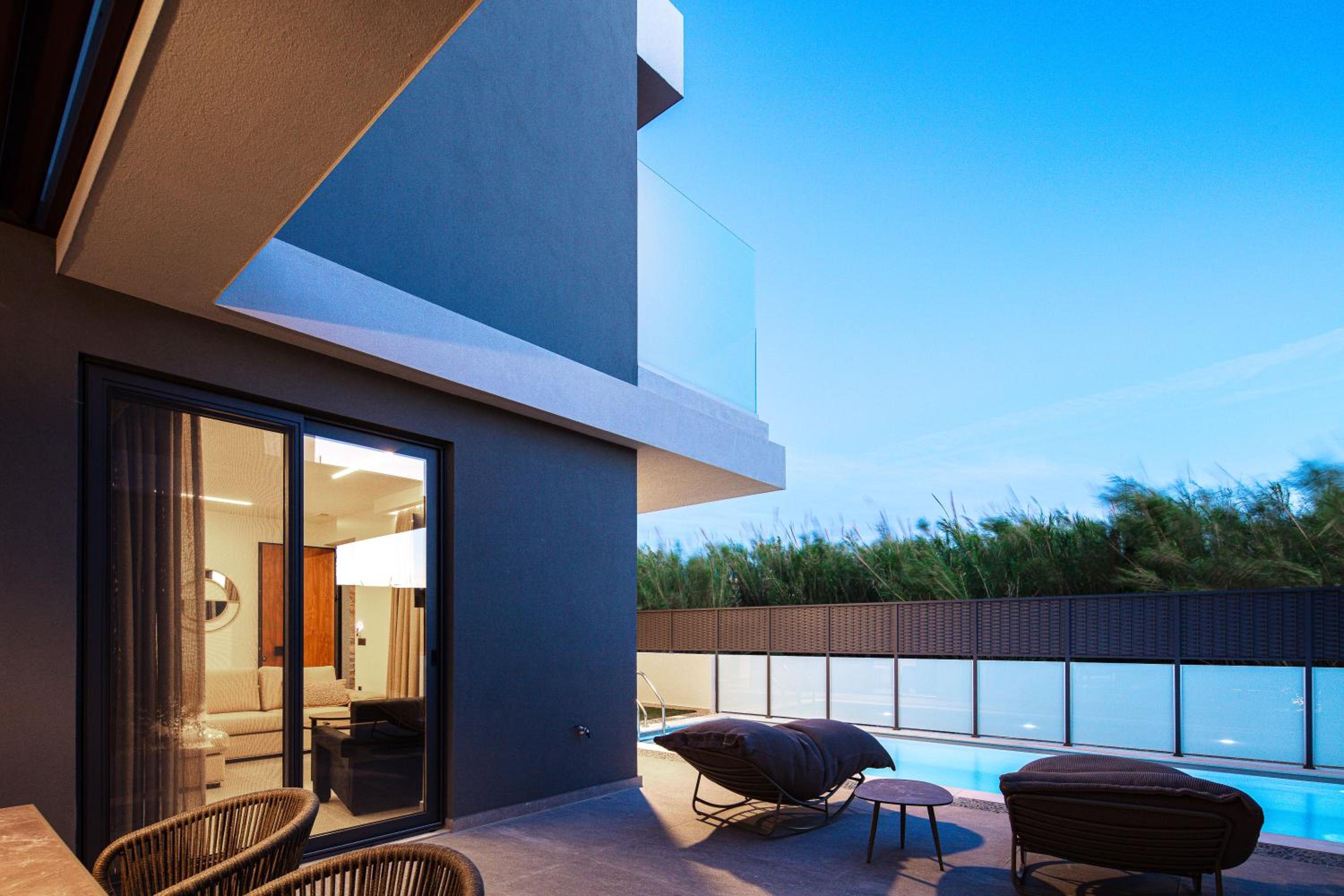 VillaSaints I Private Pool Villas, Walk to Beach, BBQ